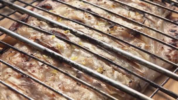 열린 바 베스크 그릴 격자 위에서 맛있는 흰 생선을 클로즈업 한 모습 — 비디오