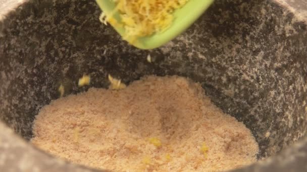 Közelkép a citromhéjról, ahogy beleesik a kőhabarcsba barna cukorral és sóval. — Stock videók
