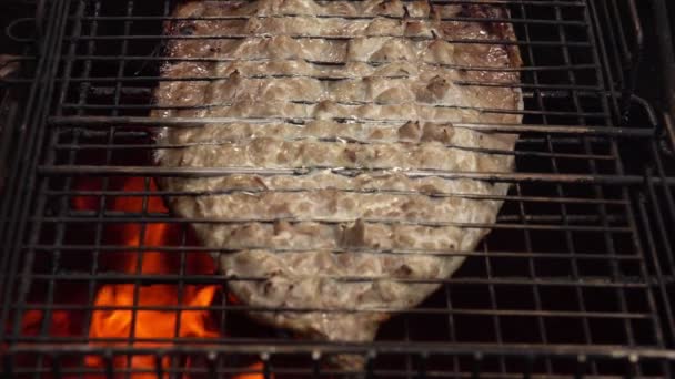 Delicioso filete de pescado blanco se tuesta en el fondo del fuego abierto — Vídeo de stock