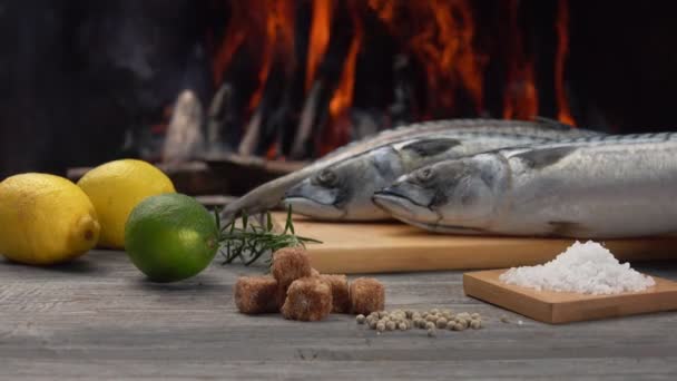 Pescado de caballa, limones, azúcar morena y sal en el fondo de un fuego ardiente — Vídeos de Stock