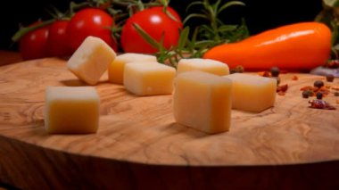 Sert peynir küpleri düşüyor ve tahtanın üzerinde zıplıyor.