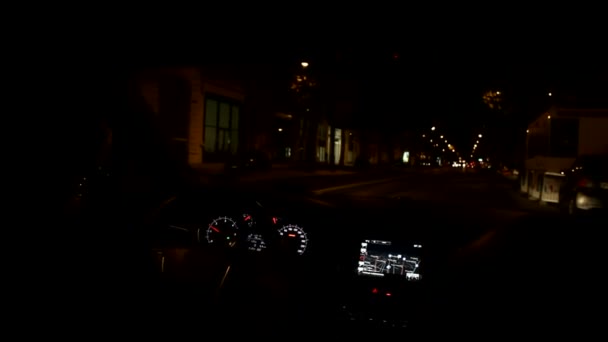 Pohled z předního skla na noční provoz v temném městě — Stock video