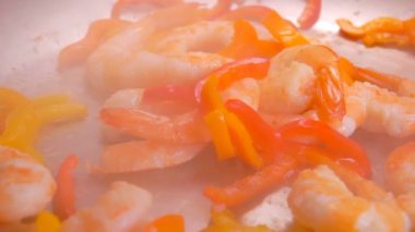 Tavada kızaran lezzetli büyük karideslerin yakın çekim manzarası.