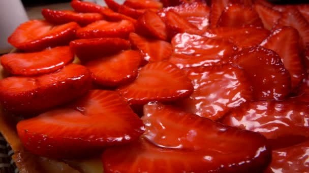 Panorama en gros plan d'une tarte aux fraises sur l'assiette — Video