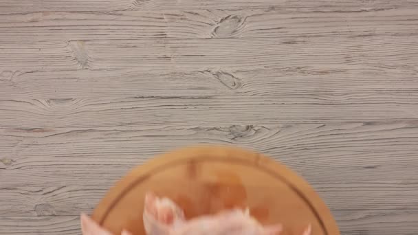Draufsicht der männlichen Hände, die ein Brett mit Hühnerflügeln auf den Tisch legen — Stockvideo