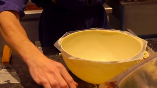 과자 예술가가 틀 속에 있는 흰 초콜릿 그릇을 만드는 작업을 하고 있습니다 — 비디오