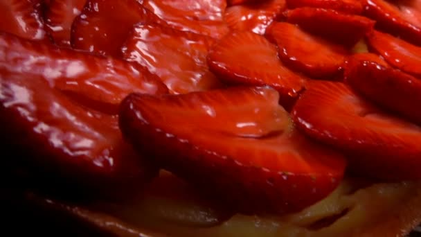 Κοντινό πλάνο πίτας φράουλας με νόστιμες φέτες πάνω στο τραπέζι — Αρχείο Βίντεο