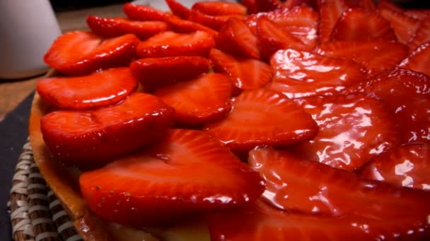 Σούπερ κοντινό πανόραμα μιας φράουλας με νόστιμες φέτες φράουλας — Αρχείο Βίντεο