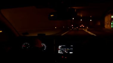 Yeraltı tünelinin gece trafiğinde arabanın ön camından görüntüyü al.
