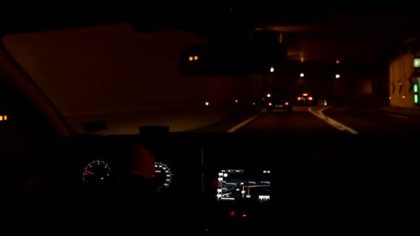 Vue depuis le pare-brise de la voiture la nuit dans le tunnel souterrain — Video