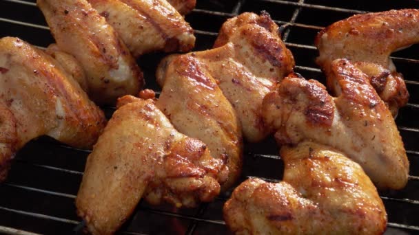 Deliciosas asas de frango estão assando na grelha — Vídeo de Stock