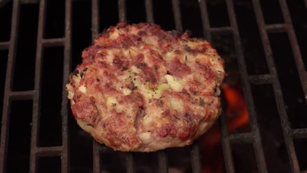 Szef obraca pyszne domowe kotlet mięsny na hamburgera na grillu — Wideo stockowe