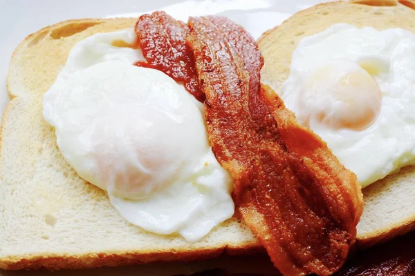 Ovos Escalfados Com Bacon Entremeado Crocante Servido Torradas Brancas — Fotografia de Stock