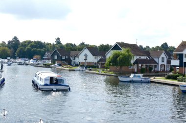 Wroxham, İngiltere-6 Eylül 2018: evleri ve nehir Bure Wroxham, Norfolk, İngiltere, Birleşik Krallık, Norfolk kadınlar üzerinde gemilerde