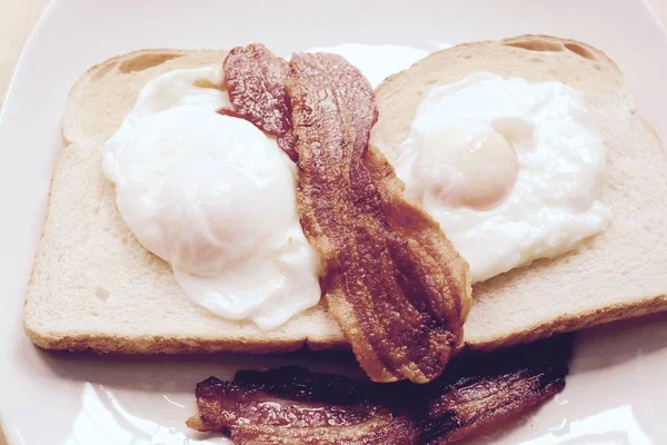Ovos Escalfados Com Bacon Entremeado Crocante Torradas Brancas Sem Manteiga — Fotografia de Stock