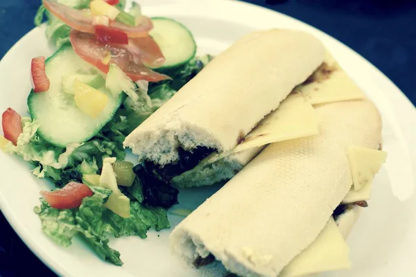 Beyaz baget çedar peyniri ve Hint turşusu sandviç salata, uygulanan filtre ile