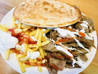 Döner et, cips ve pide ekmek mayonez ve Domates ketçap ile 