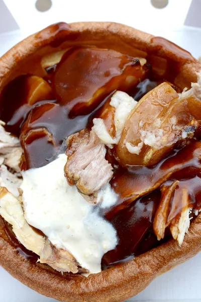 Paket servisi olan restoran kızartma yemek karışık et ve et suyu ile dev bir Yorkshire puding hazır 