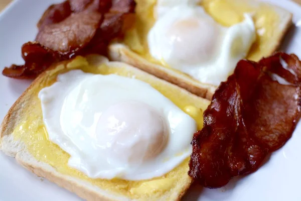 Ovos Escalfados Torradas Brancas Com Bacon — Fotografia de Stock