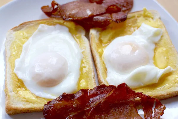 Ovos Escalfados Torradas Brancas Com Bacon — Fotografia de Stock