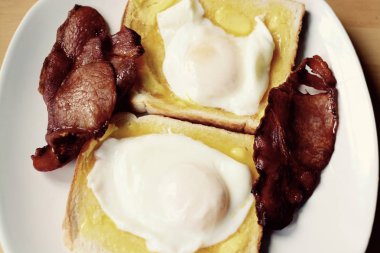 Pastırma, filtre uygulanan ile beyaz ekmek üzerine haşlanmış yumurta 