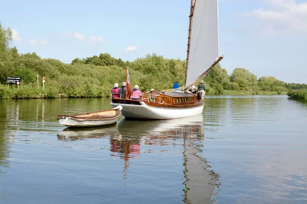 Norfolk, İngiltere - Eylül 6,2018: Norfolk karılar, Norfolk karılar, Norfolk, İngiltere'de küçük bir kürek teknede çekme Vintage tarzı Yelkenli tekne 
