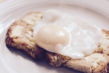 Numaralı seribaşı tereyağlı kahverengi ekmek - filtre uygulanan üzerinde mükemmel haşlanmış yumurta 