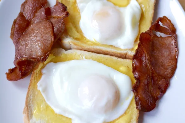 Dois Ovos Escalfados Com Bacon Torradas Brancas Com Manteiga — Fotografia de Stock