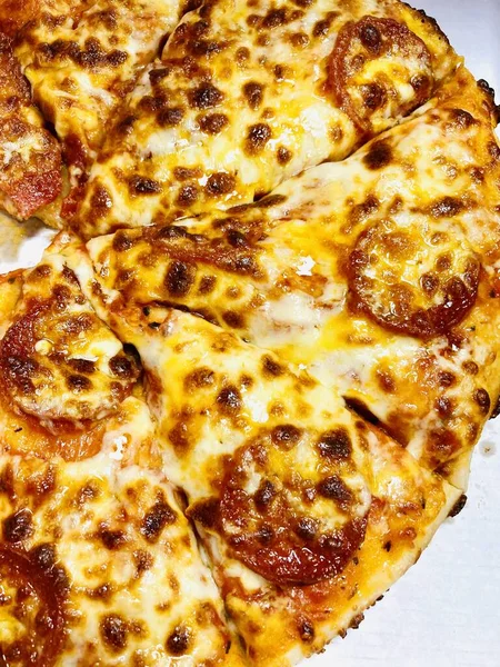 Pepperoni Mozzarella Sajtos Tésztás Pizza — Stock Fotó