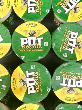 CHESHIRE, İngiltere - 24 Temmuz 2019: Bir süpermarkette tavuk ve mantar aromalı eriştelerin üst görünümü, Cheshire, İngiltere 