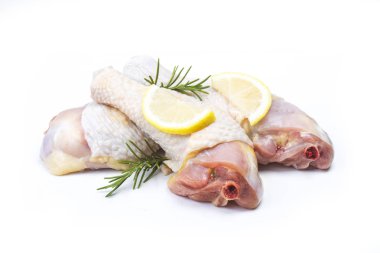 Beyaz arka planda izole çiğ tavuk budu