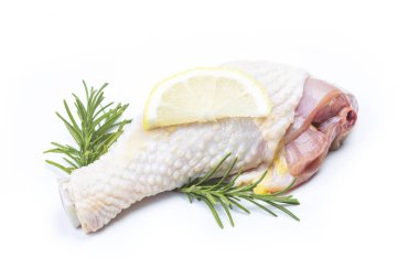 Beyaz arka planda izole çiğ tavuk budu