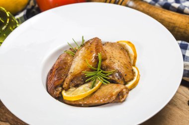 Tavuk kanadı kara biber ve limon ile