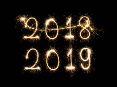 Mutlu yıllar 2017 Parlak havai fişeklerle yazılmış