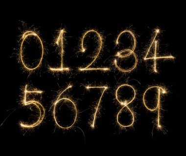 siyah arka plan üzerine alfabe ve numaralar maytap