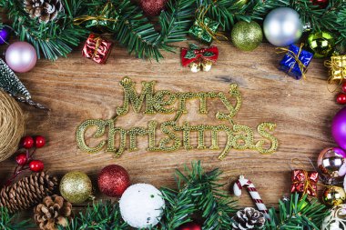 Noel arka plan kırmızı bir süs, hediye kutusu ile,