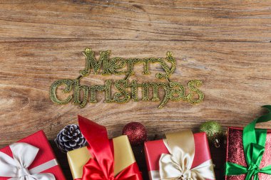 Noel arka plan kırmızı bir süs, hediye kutusu ile,