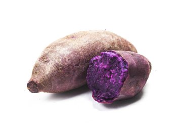 Beyaz altındaki mor pişmiş tatlı patates