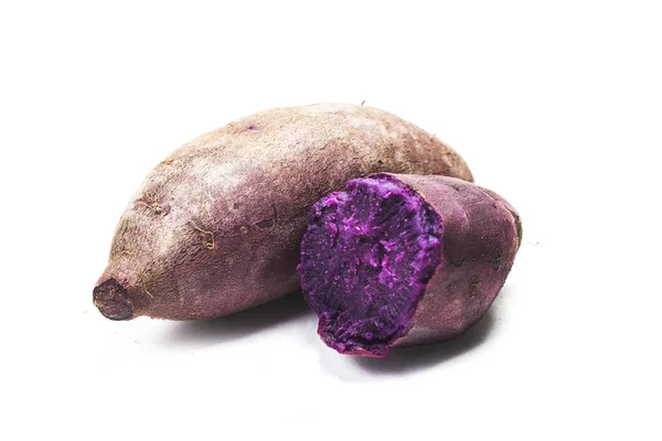 Beyaz altındaki mor pişmiş tatlı patates