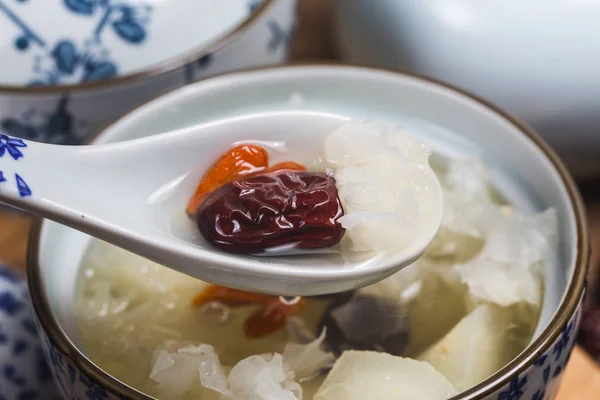 Şeftali sakız ve tremella çorbası