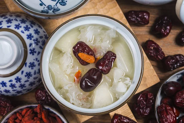 Şeftali sakız ve tremella çorbası