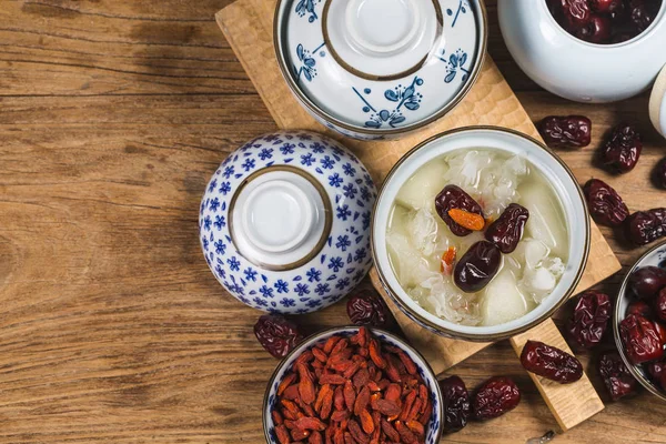 Şeftali sakız ve tremella çorbası