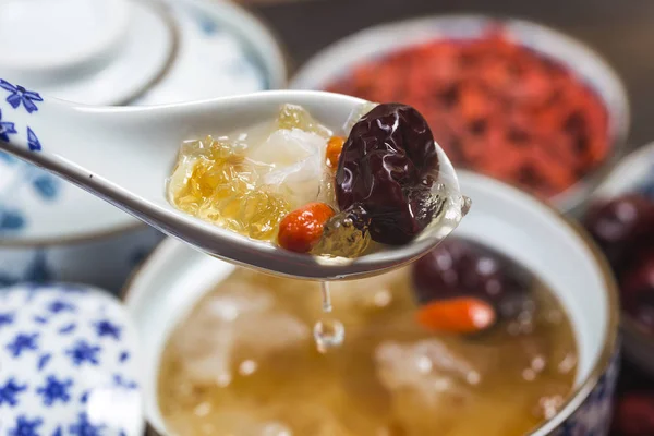 桃のガムや白きくらげスープ — ストック写真