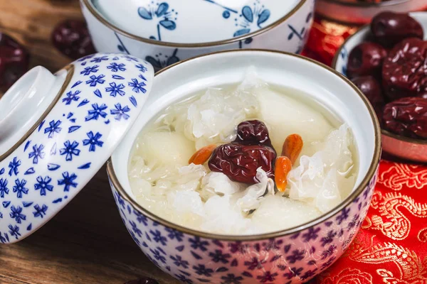 Şeftali sakız ve tremella çorbası