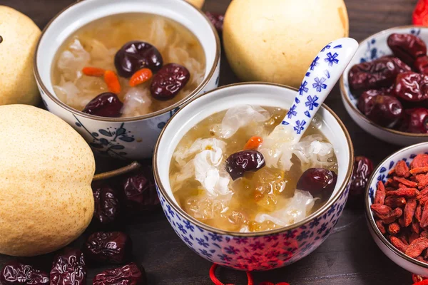 Şeftali sakız ve tremella çorbası