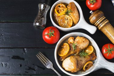 sebze ve otlar ile kavrulmuş tavuk budu