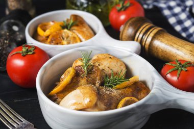 sebze ve otlar ile kavrulmuş tavuk budu