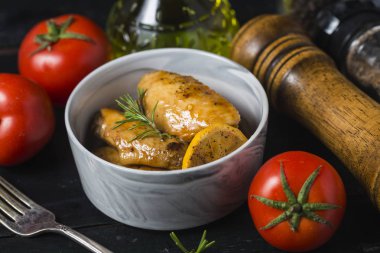 Sebze ve otlar ile ızgara tavuk kanatları