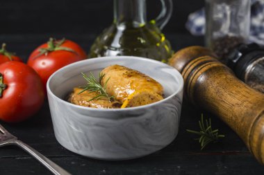 Sebze ve otlar ile ızgara tavuk kanatları