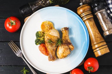 sebze ve otlar ile kavrulmuş tavuk budu